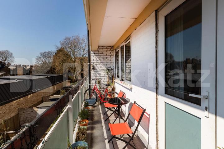 Arranged over 2 floors in the De Beauvoir area is this 2 bed plus study Mitchison Road, De Beauvoir Town